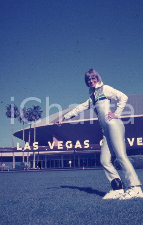 Fotografia d epoca originale 1975 ca COSTUME USA  LAS VEGAS / NEVADA Moda sci 35mm VINTAGE SLIDE 1