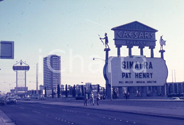 Fotografia d epoca originale 1970 ca LAS VEGAS  CAESARS PALACE  Frank SINATRA Pat Henry 35 mm vintage slide 1