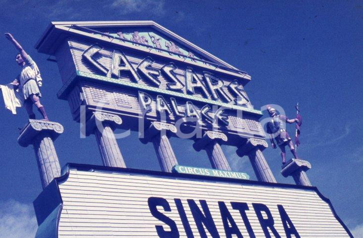 Fotografia d epoca originale 1970 ca LAS VEGAS  CAESARS PALACE  Insegna Frank SINATRA 35 mm vintage slide 1