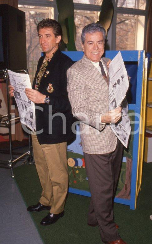 Fotografia d epoca originale 1989 STRISCIA LA NOTIZIA Raffaele PISU Ezio GREGGIO 35mm VINTAGE SLIDE 2 1