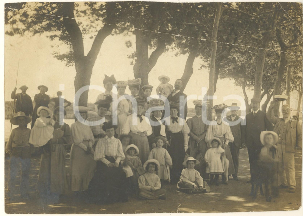 Fotografia d epoca originale 1910 ca FIUMICINO Gruppo di famiglia all perto Foto DANNEGGIATA 21x15 cm 1