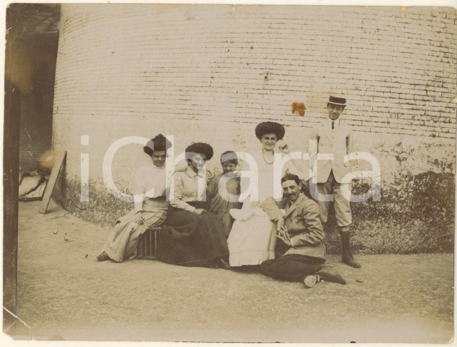 Fotografia d epoca originale 1909 FIUMICINO Ritratto di gruppo presso una torre  Foto 12x9 cm 1