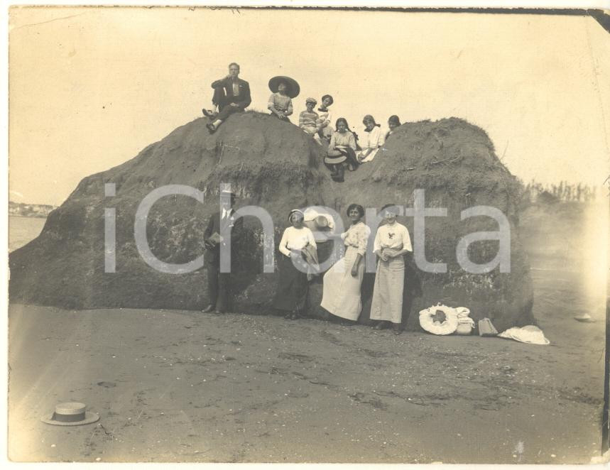 Fotografia d epoca originale 1910 ca FIUMICINO Ritratto di gruppo su cumuli di terra  Foto CURIOSA 11x8 cm 1