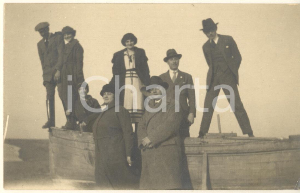 Fotografia d epoca originale 1920 ca FIUMICINO Ritratto di gruppo in spiaggia su una barca Foto CURIOSA 14x9 1