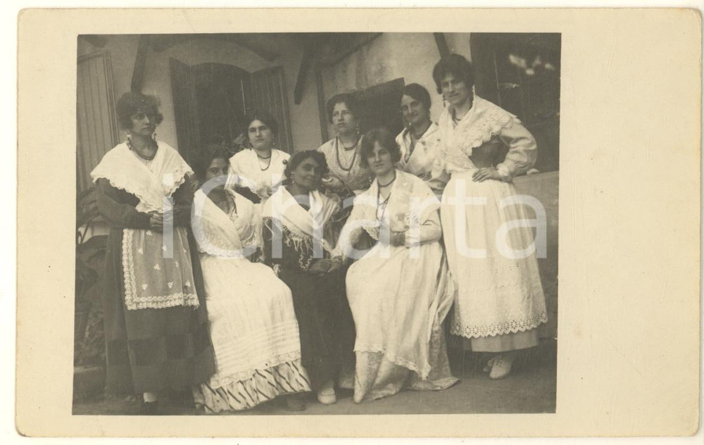 Fotografia d epoca originale 1910 ca AGRO ROMANO Gruppo di donne in abiti tradizionali Foto COSTUME 14x9 1 1