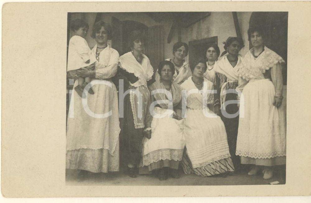 Fotografia d epoca originale 1910 ca AGRO ROMANO Gruppo di donne in abiti tradizionali Foto COSTUME 14x9 2 1