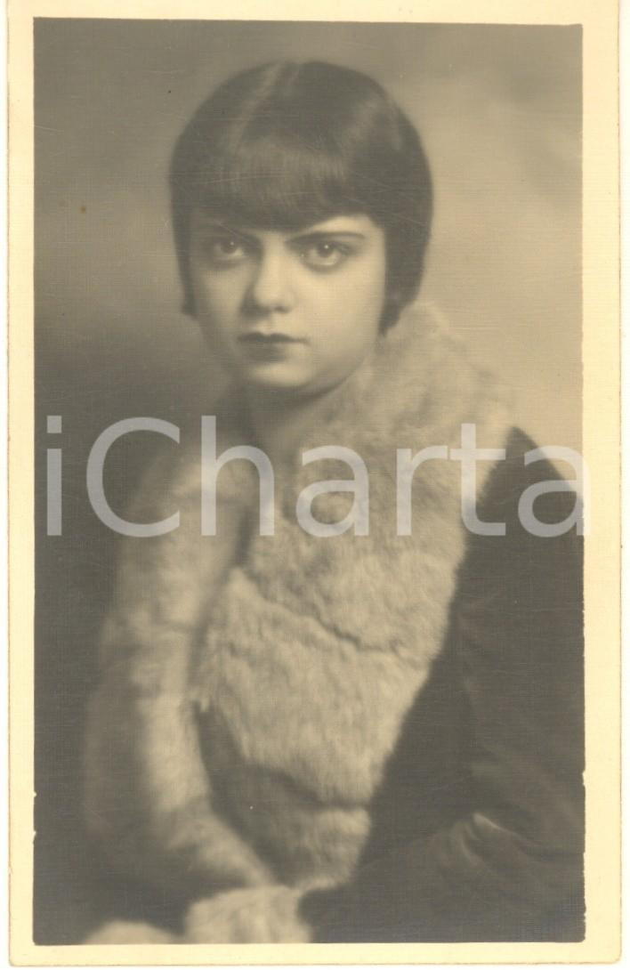 Fotografia d epoca originale 1927 MLANO Giovane donna con collo in pelliccia  Foto COLOMBO 9x14 cm 1