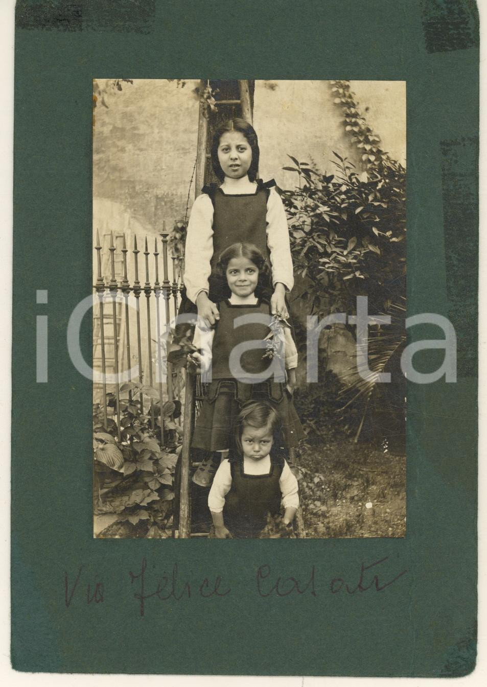 Fotografia d epoca originale 1930 ca MILANO via Felice Casati  Tre sorelle su una scala Foto CURIOSA 12x17 1