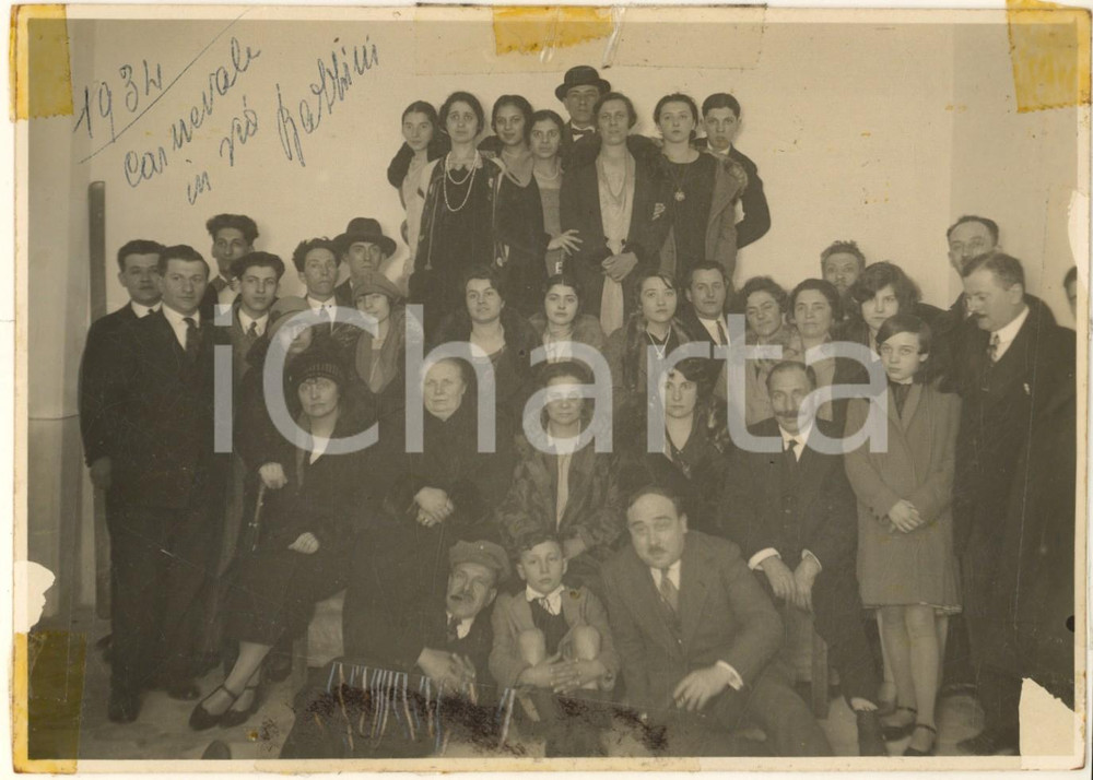 Fotografia d epoca originale 1934 MILANO via Bazzini  Festa di Carnevale in famiglia Foto 17x12 DANNEGGIATA 1