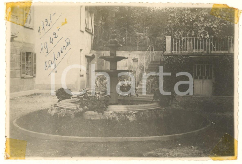 Fotografia d epoca originale 1930 ca LUINO Villa Caprera  Cortile interno con fontana Foto 14x10 cm 1
