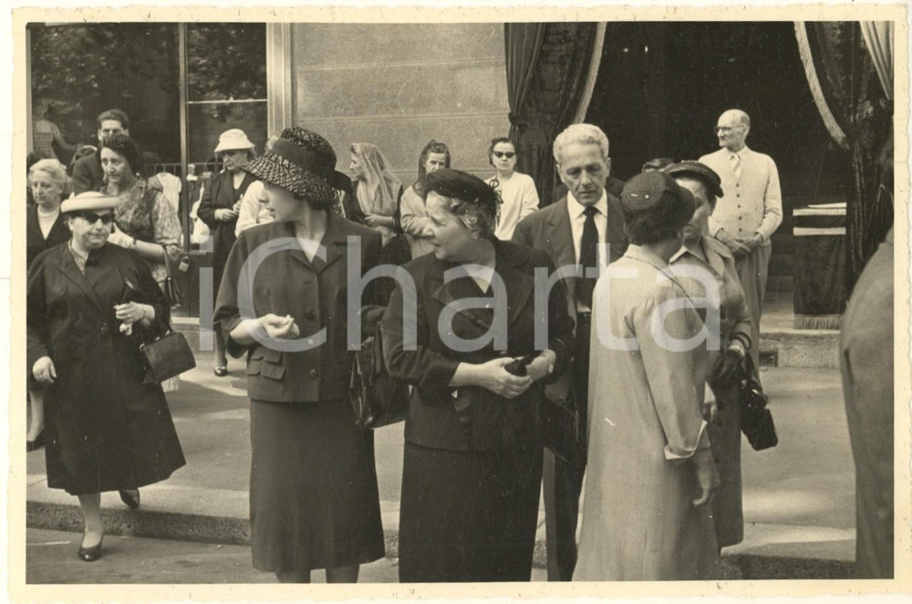 Fotografia d epoca originale 1960 ca MILANO Corso Lodi 18  Partenza di un corteo funebre Foto 17x12 cm 1