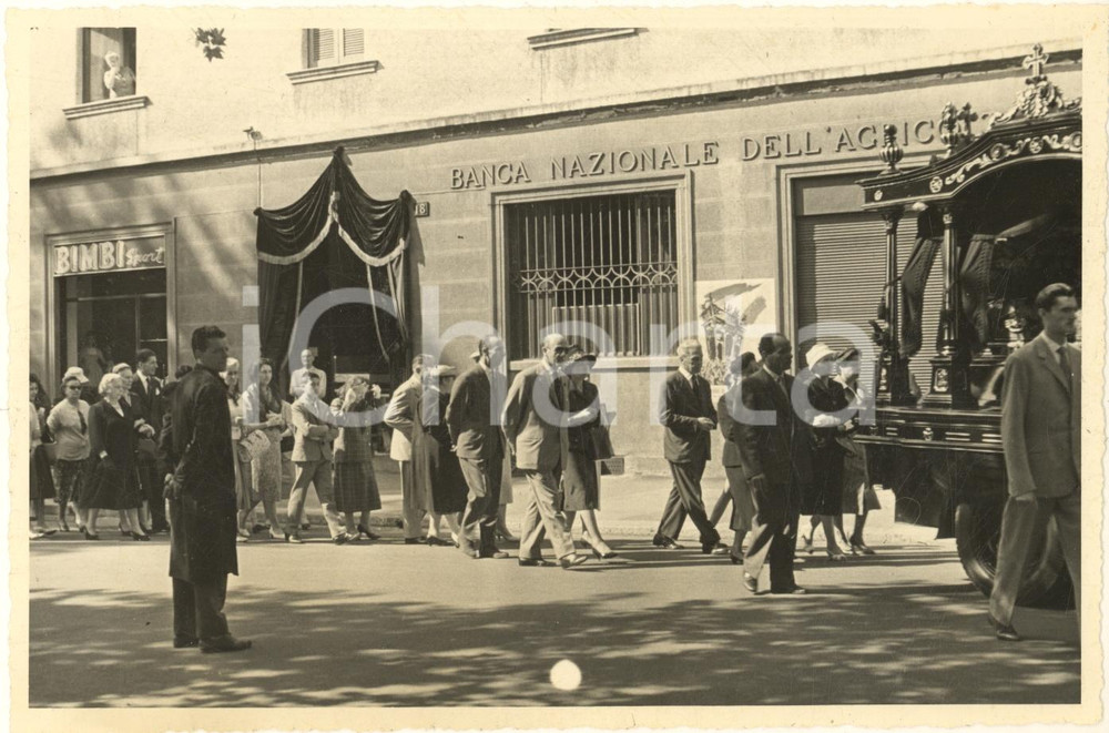 Fotografia d epoca originale 1960 ca MILANO Corso Lodi 18  Banca Nazionale dell Agricoltura  Corteo funebre 1
