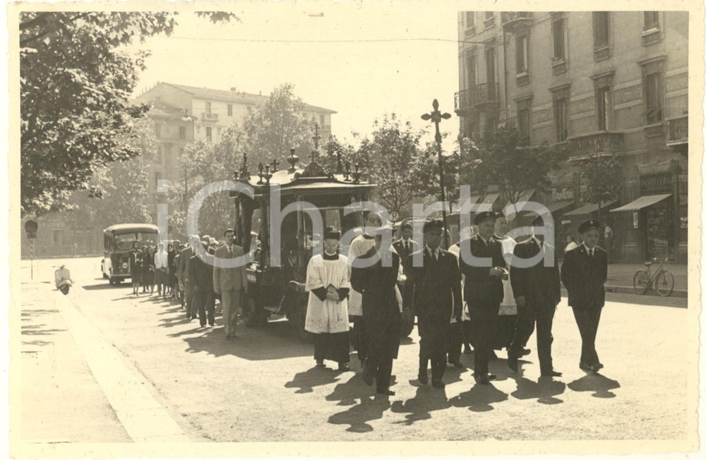 Fotografia d epoca originale 1960 ca MILANO Via Piacenza  Ang. piazza Buozzi  Corteo funebre Foto 17x12 1