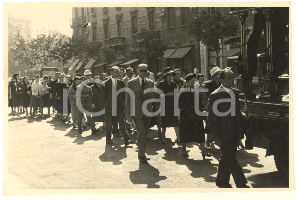 Fotografia d epoca originale 1960 ca MILANO Via Piacenza  Ang. piazza Buozzi  Corteo funebre Foto 1