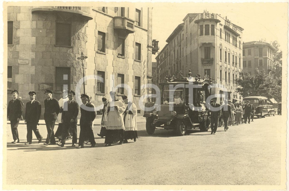 Fotografia d epoca originale 1960 ca MILANO Via Piacenza  Ang. via Verona  Corteo funebre Foto 17x12 cm 1