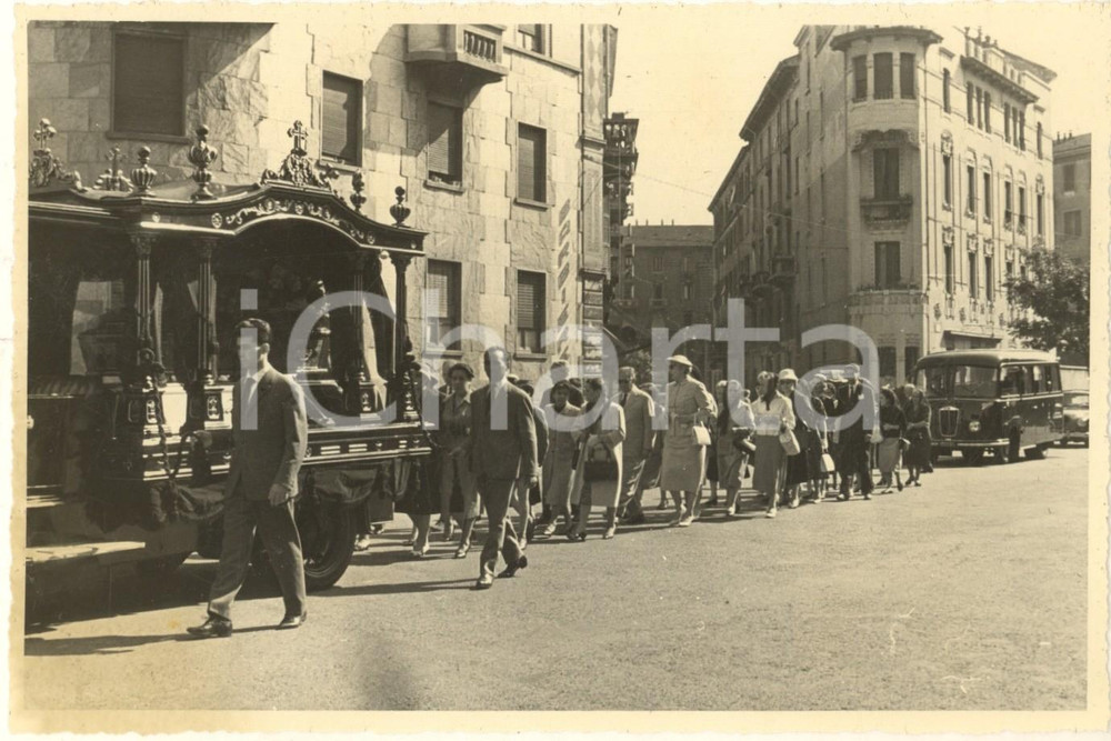 Fotografia d epoca originale 1960 ca MILANO Via Piacenza  Ang. via Verona  Corteo funebre  Foto 17x12 cm 1