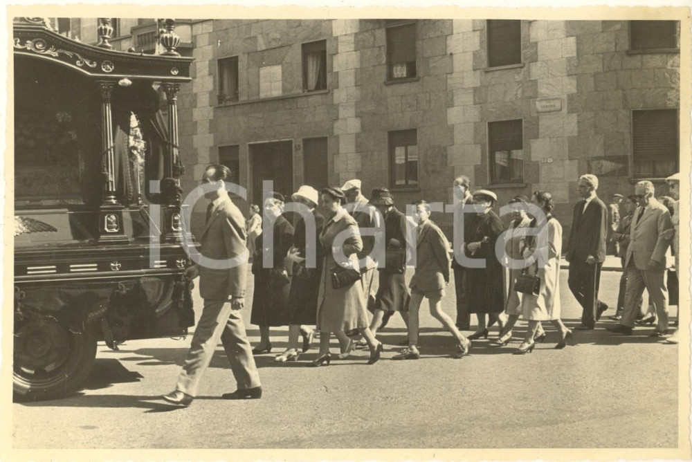 Fotografia d epoca originale 1960 ca MILANO Via Piacenza  Ang. via Verona  Corteo funebre  Foto 17x12 1
