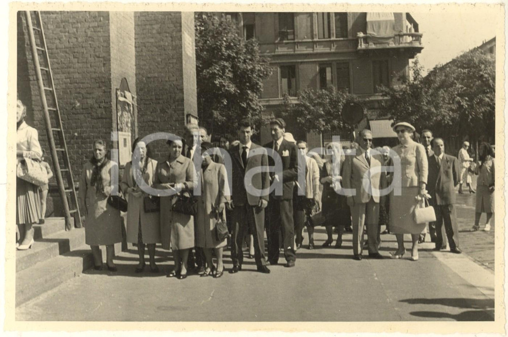 Fotografia d epoca originale 1960 ca MILANO Via Crema  Chiesa S. Andrea  Arrivo corteo funebre  Foto 17x12 1