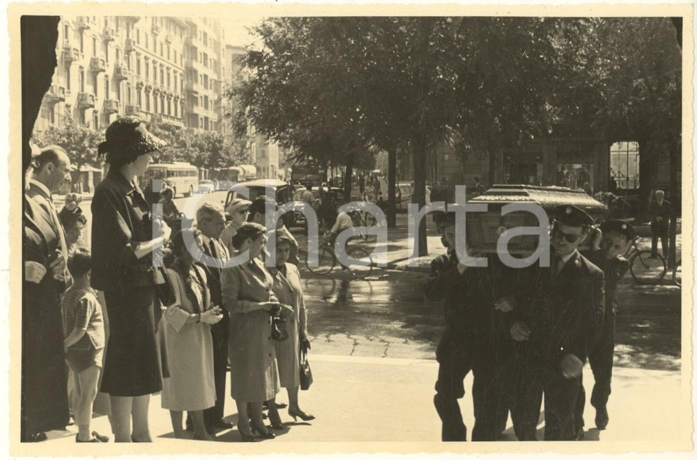 Fotografia d epoca originale 1960 ca MILANO Via Crema  Chiesa S. Andrea  Arrivo corteo funebre Foto 17x12 1