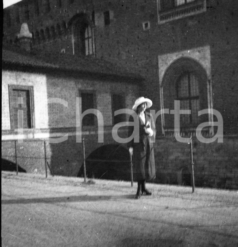 Fotografia d epoca originale 1920ca MILANO Ritratto di signora al Castello Forzesco NEGATIVO ORIGINALE 1