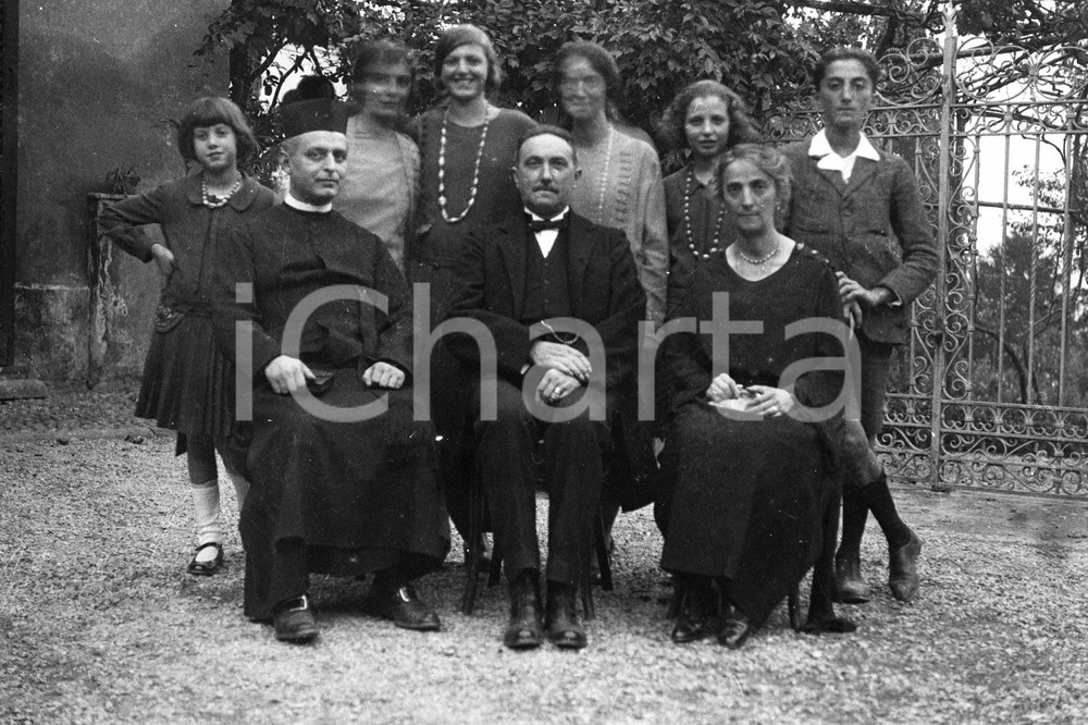 Fotografia d epoca originale 1924 GARLATE LC Gruppo di famiglia con sacerdote NEGATIVO ORIGINALE 1