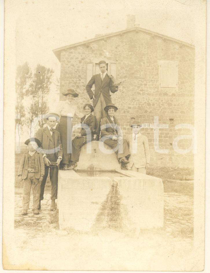 Fotografia d epoca originale 1910 ca AGRO ROMANO Gruppo in un casolare  Fotografia anonima 9x12 cm 1