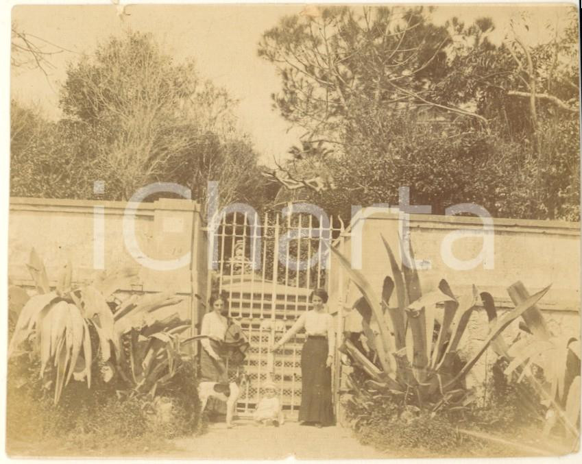 Fotografia d epoca originale 1910 ca Area di ROMA Donne al cancello di una villa  Fotografia anonima 11x8 cm 1