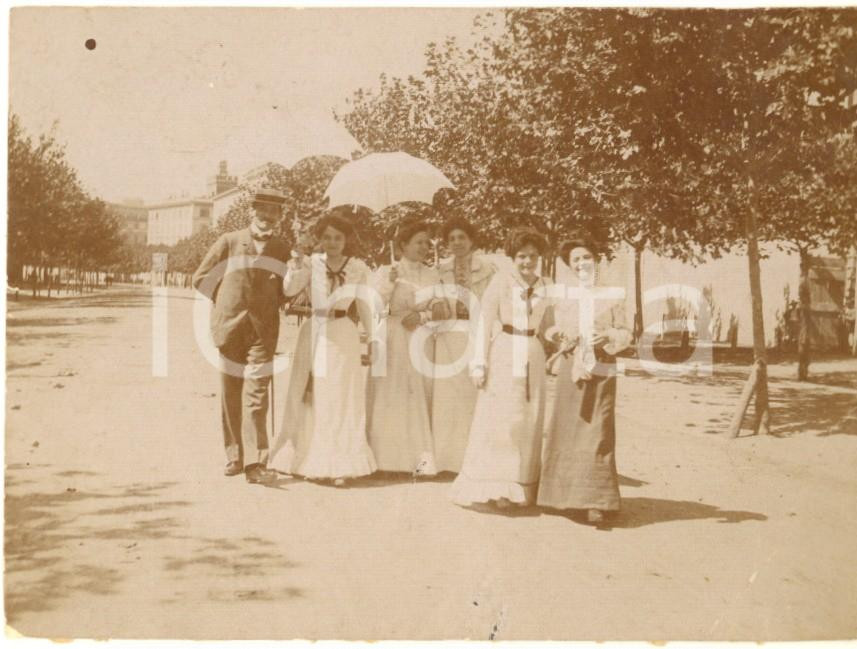Fotografia d epoca originale 1910 ca Area di ROMA Passeggiata in un borgo  Fotografia anonima 11x8 cm 1
