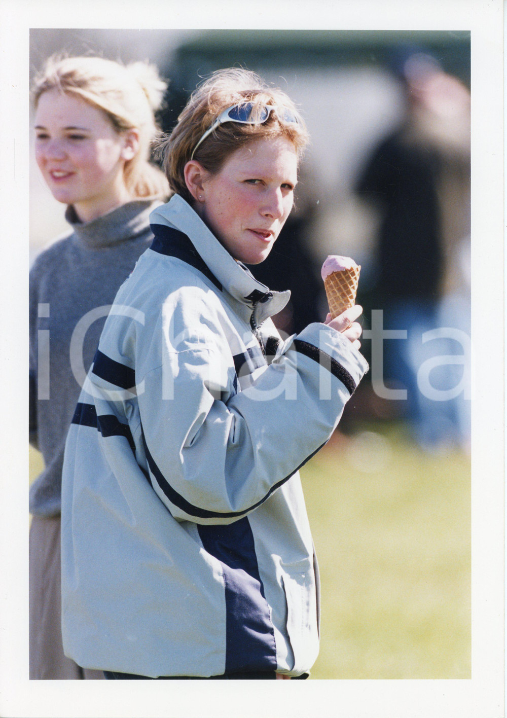 Fotografia d epoca originale 1999 GATCOMBE PARK HORSE TRIALS Zara PHILLIPS eats an ice cream  Photo 1