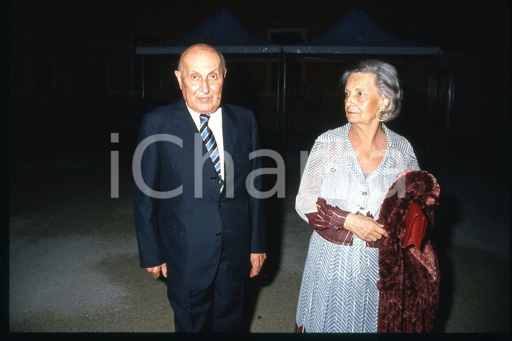Fotografia d epoca originale 35mm vintage slide 1987 ca ITALY literary critic Natalino Sapegno and wife 5 1