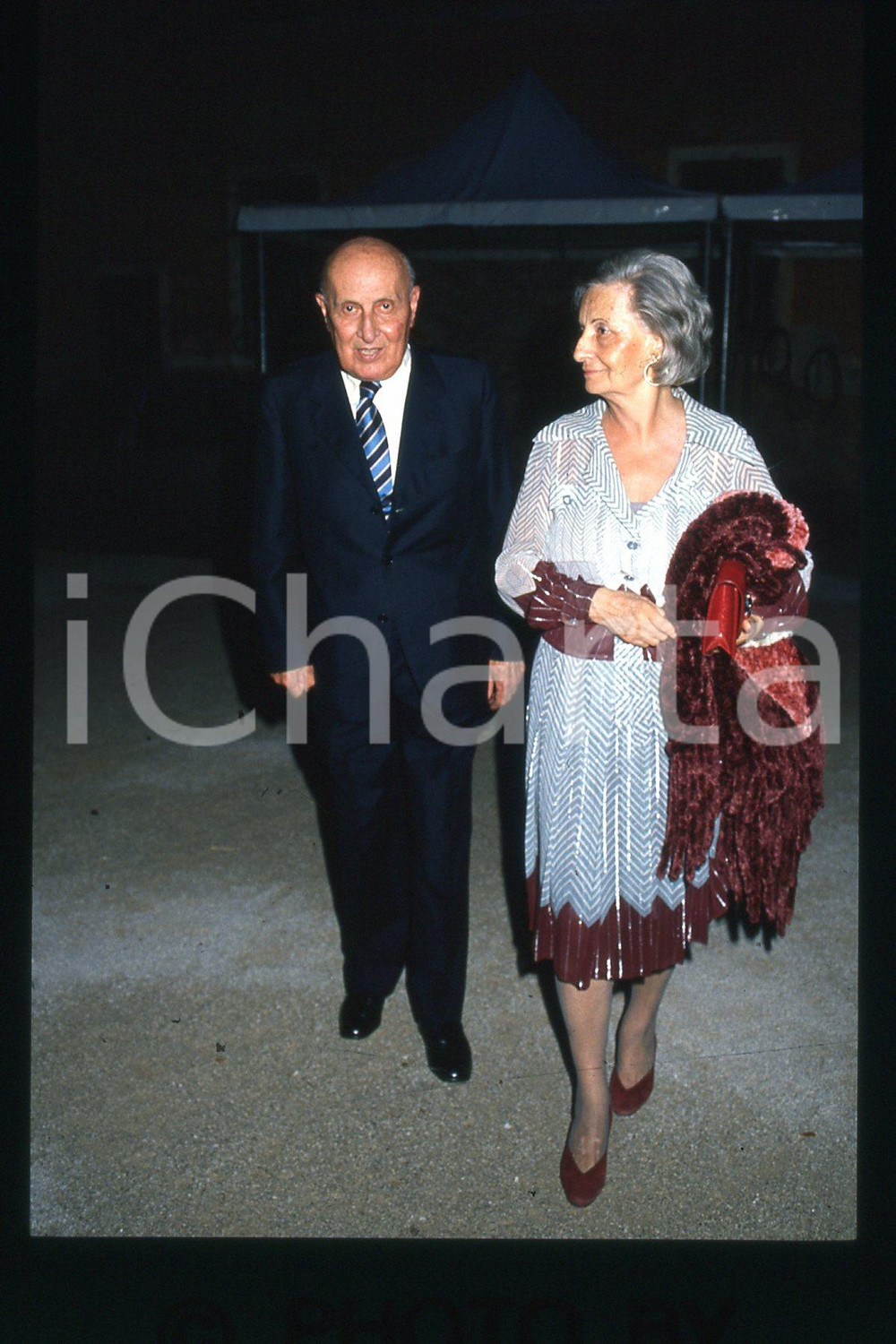 Fotografia d epoca originale 35mm vintage slide 1987 ca ITALY literary critic Natalino Sapegno and wife 3 1