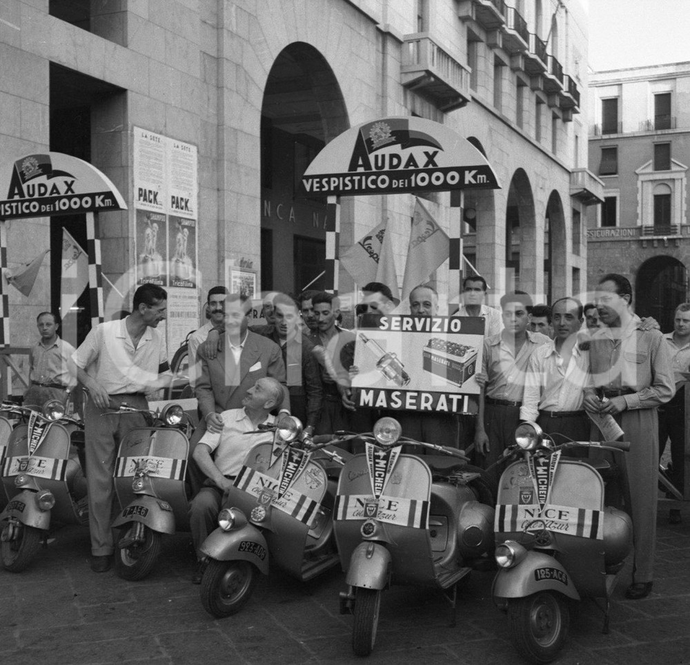 Fotografia d epoca originale 1952 BRESCIA Audax Vespistico di 1000 Km verifica vespe NEGATIVO 5 1