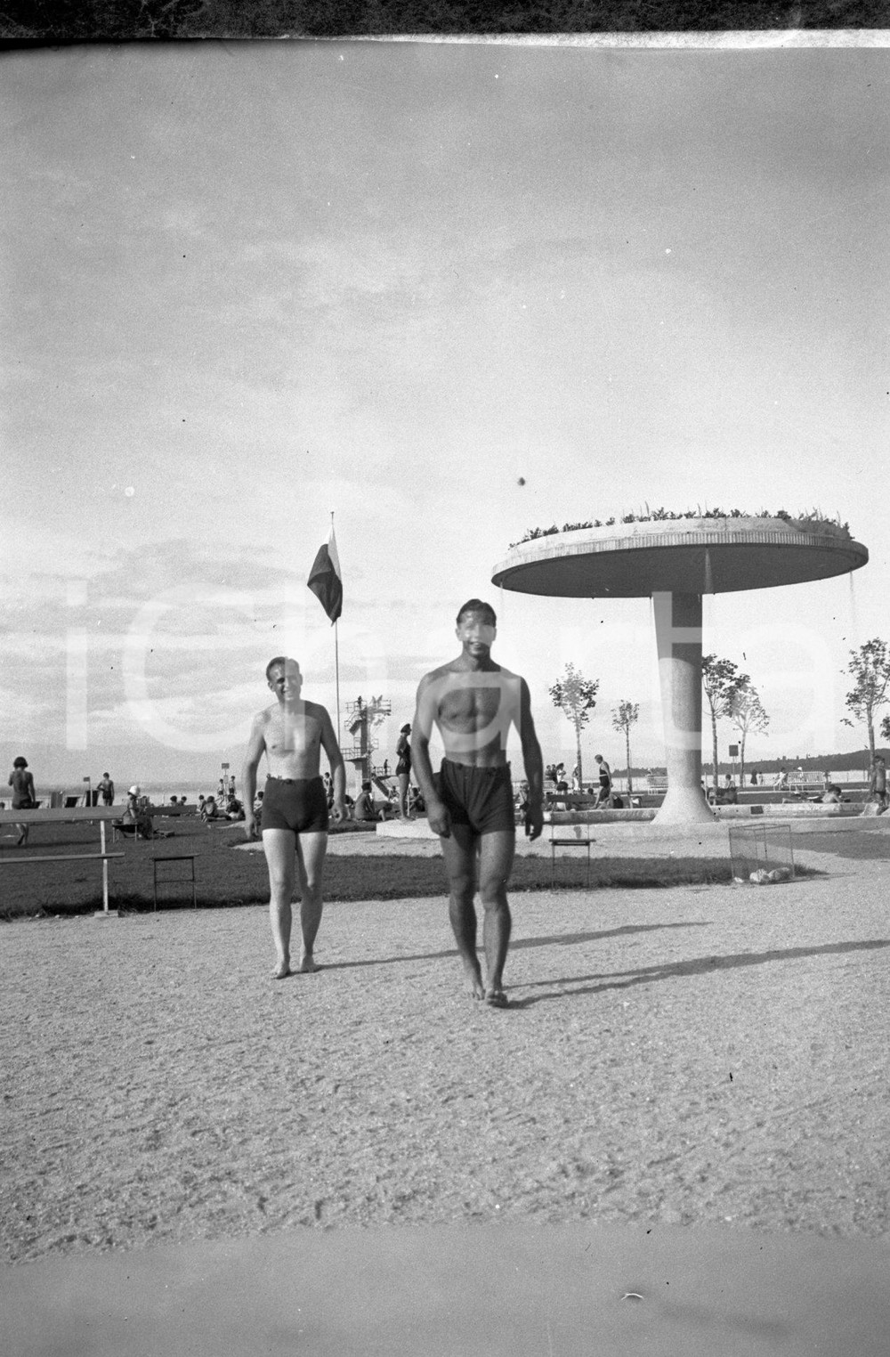 Fotografia d epoca originale 1930ca GINEVRA Ragazzo sulla spiaggia del lago NEGATIVO ORIGINALE 1