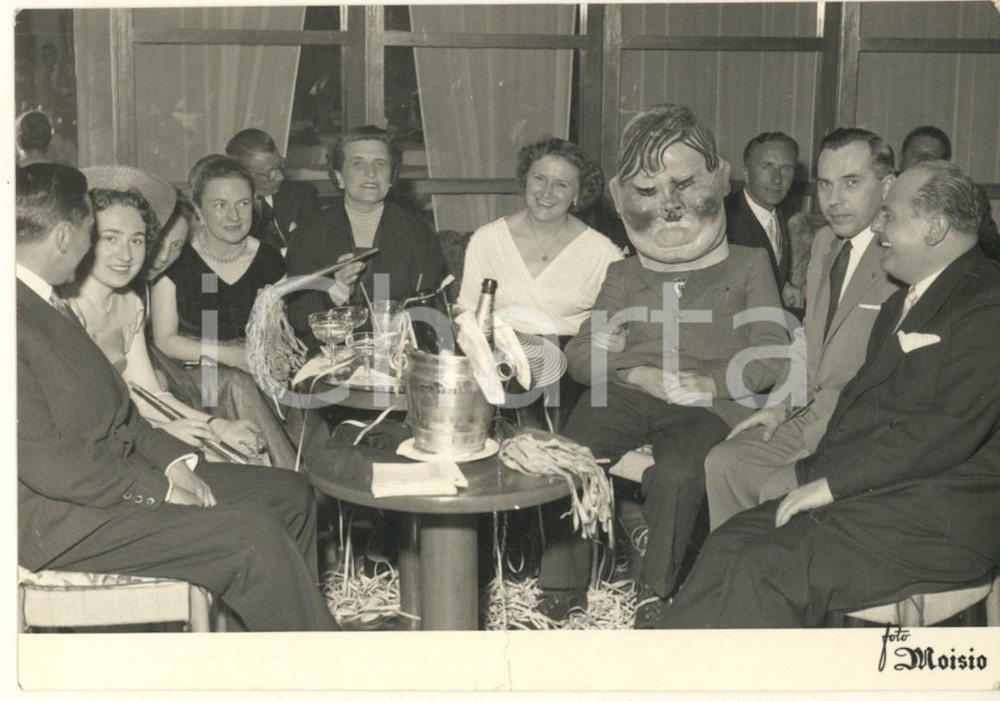 Fotografia d epoca originale 1960 ca TORINO Festa di Carnevale con maschera Foto MOISIO DANNEGGIATA 14x10 cm 1
