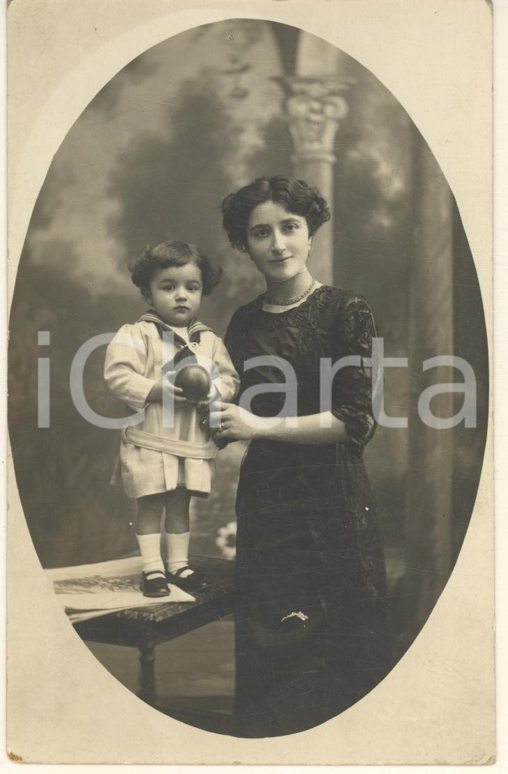 Fotografia d epoca originale 1915 ca COSTUME ITALIA Madre e figlio con una palla Foto cartolina 1