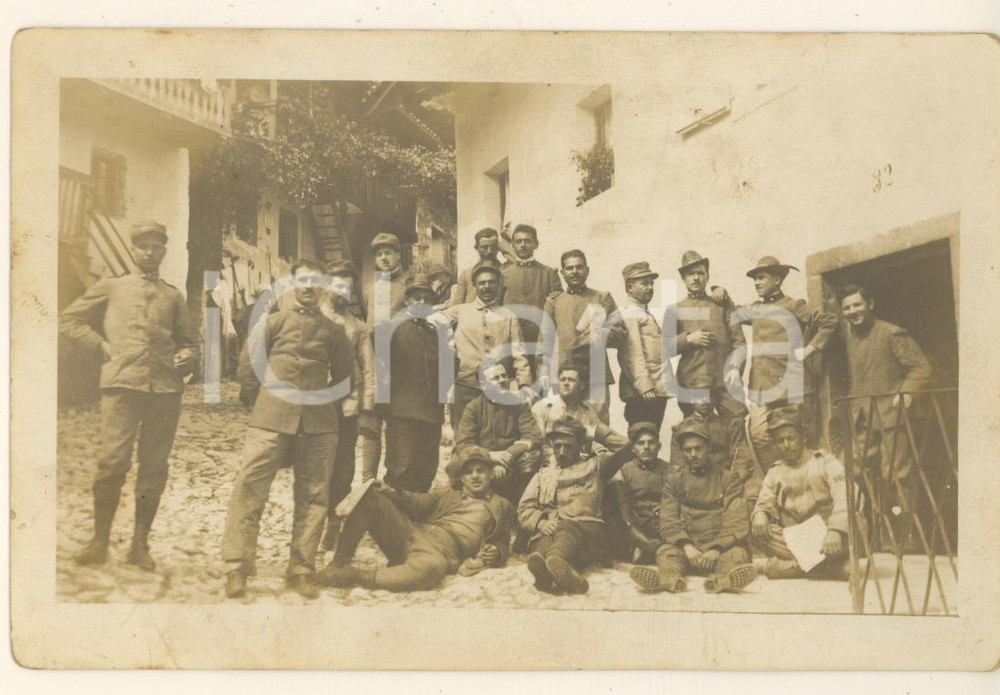 Fotografia d epoca originale 1917 ? WW1 ZONA DI GUERRA Ufficiali in un paese di montagna Foto cartolina 1