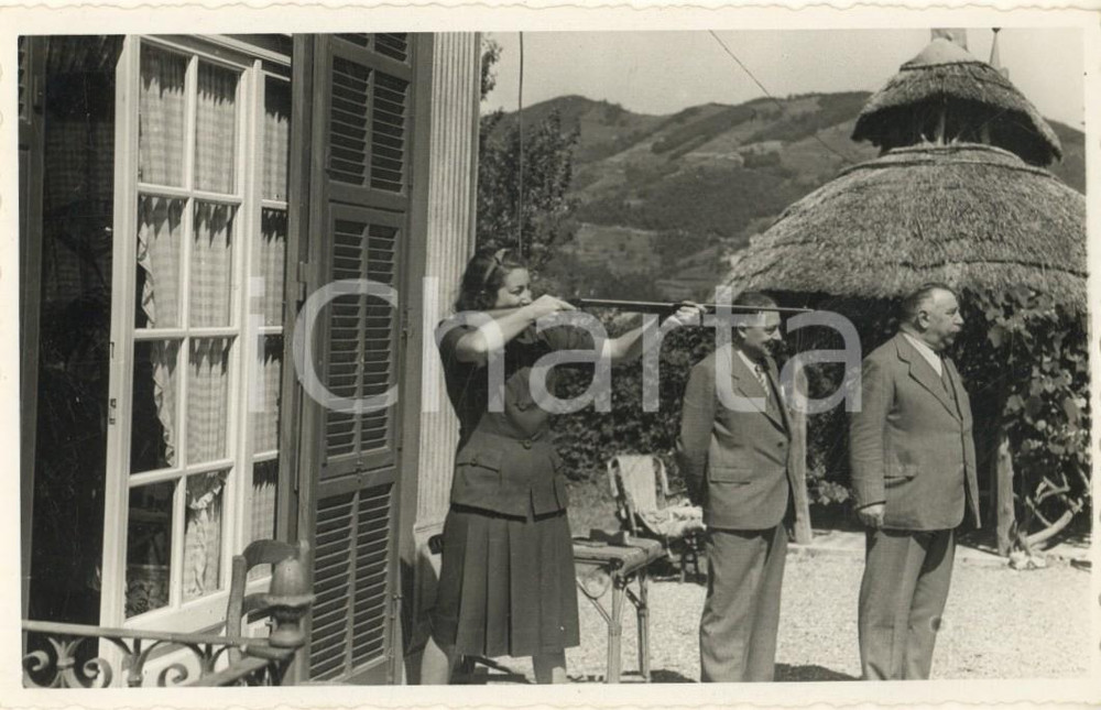 Fotografia d epoca originale Settembre 1940 CASELLA GE Prove di caccia  Donna con fucile Foto 14x9 cm 1