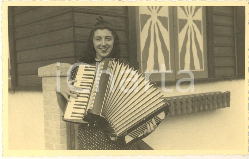 Fotografia d epoca originale 1940 CASELLA GE Giovane donna con fisarmonica SETTIMIO SOPRANI Foto 14x9 cm 1