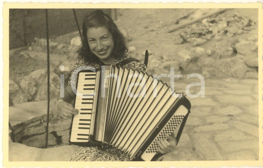 Fotografia d epoca originale 1940 CASELLA GE Giovane donna con fisarmonica SETTIMIO SOPRANI Foto 14x9 cm 1