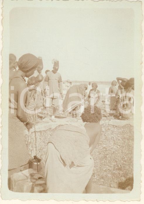 Fotografia d epoca originale 1936 AOI SOMALIA  BUR ACABA  Ascari e donne indigene al pozzo  Foto 6x9 cm 1