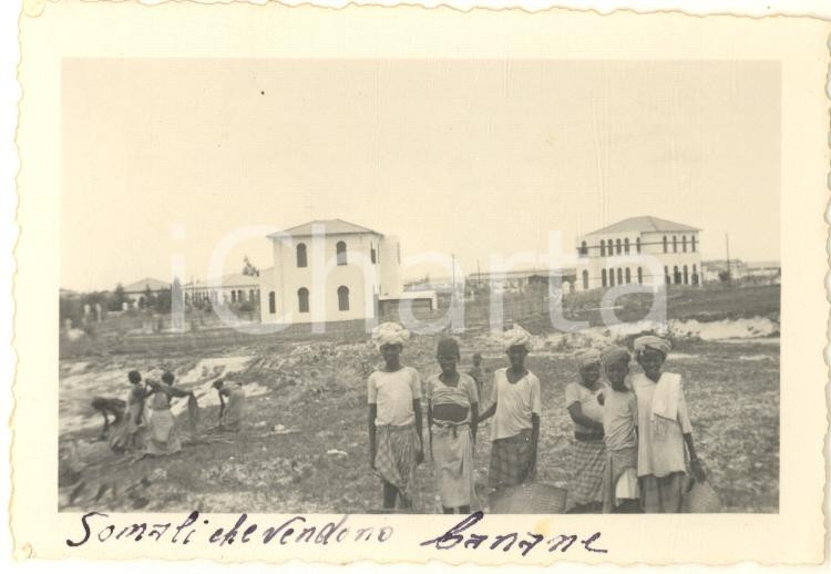Fotografia d epoca originale 1935 AOI SOMALIA MOGADISCIO Indigeni vendono banane  Raccolta legna  Foto 9x6 1
