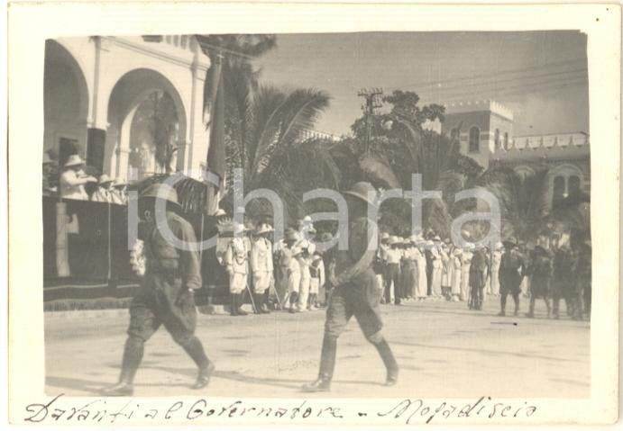 Fotografia d epoca originale 1935 AOI MOGADISCIO Rodolfo GRAZIANI governatore assiste alla rivista Foto 9x6 1
