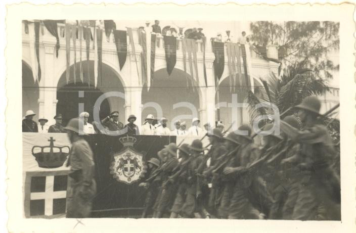 Fotografia d epoca originale 1936 AOI MOGADISCIO Governatore Ruggero SANTINI assiste a una parata Foto 9x6 1