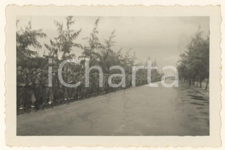 Fotografia d epoca originale 1936 AOI MOGADISCIO Truppe sul viale Littorio in attesa della sfilata Foto 9x6 1