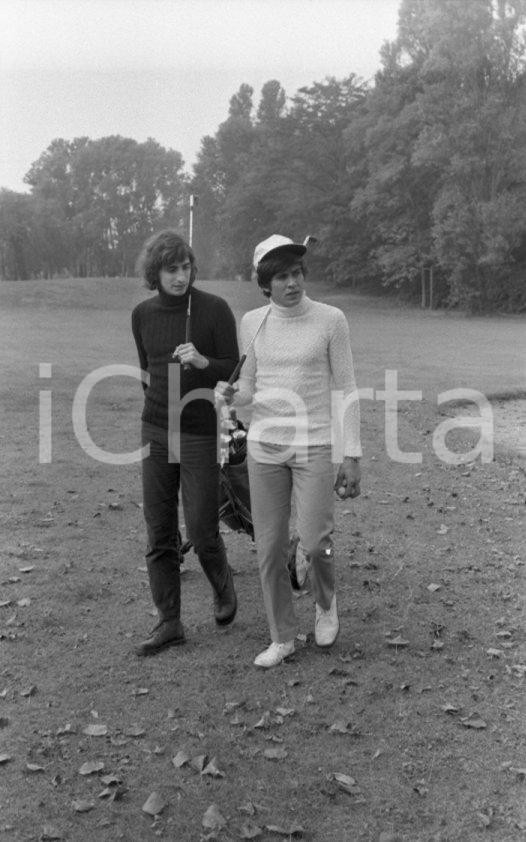 Fotografia d epoca originale 1975ca Gianni MORANDI Claudio CECCHETTO su campo da Golf NEGATIVO ORIGINALE 4 1