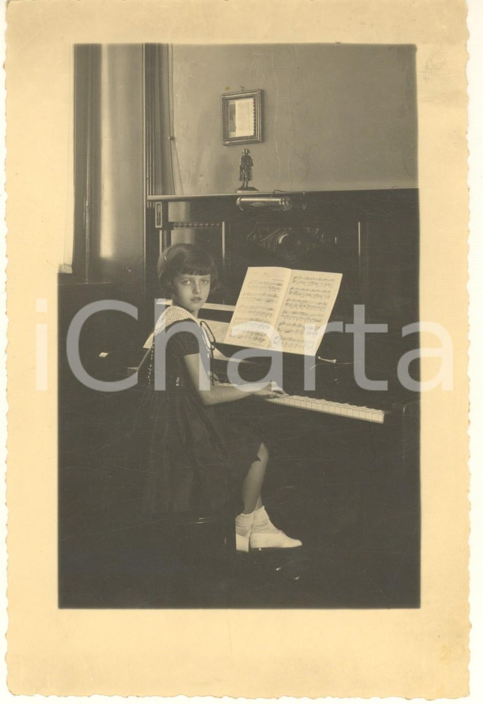 Fotografia d epoca originale 1940 ca COSTUME ITALIA Bambina al pianoforte  Ritratto  Fotografia 13x18 cm 1