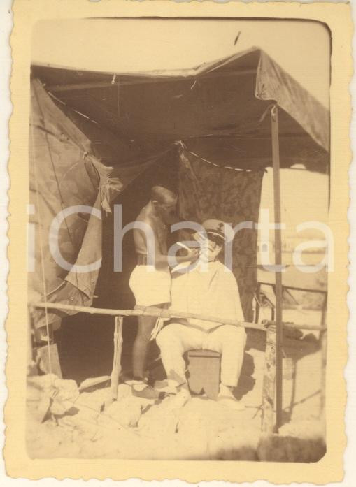 Fotografia d epoca originale 1935 AOI MOGADISCIO SOMALIA Rasatura di un ufficiale in tenda Foto 6x9 cm 1