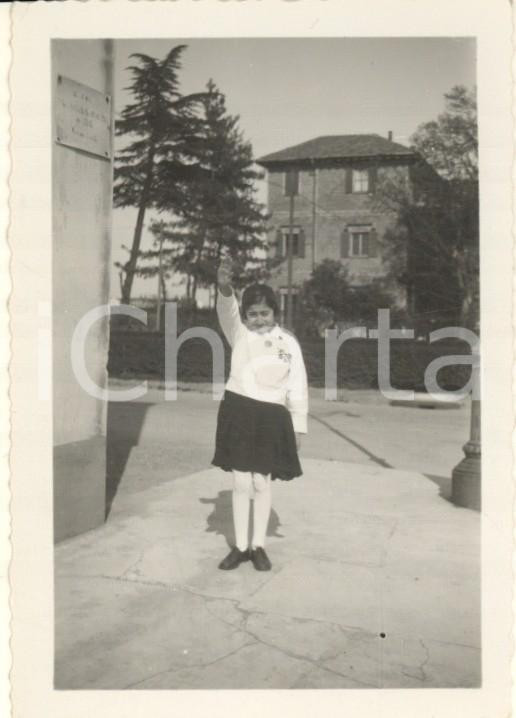 Fotografia d epoca originale 1930 ca ITALIA FASCISMO Piccola italiana in un cortile  Ritratto Foto 6x9 1