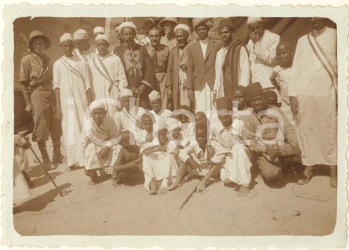 Fotografia d epoca originale 1936 AOI SOMALIA Indigeni in grande uniforme con il cap. SAPERE chimico FOTO 9x6 1