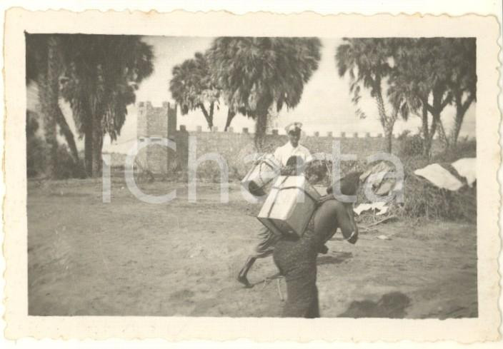 Fotografia d epoca originale 1935 AOI BELET UEN SOMALIA Portatrici d acqua fuori dal campo militare Foto 9x6 1